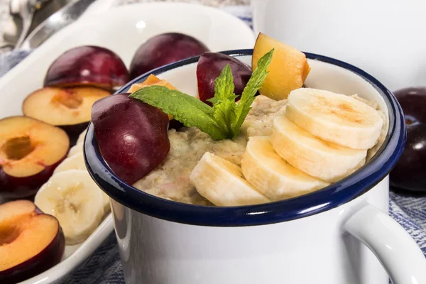 温暖的粥，李子与香蕉的苏格兰早餐 — 图库照片