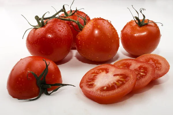 Tomate in Scheiben geschnitten auf weißem Hintergrund — Stockfoto