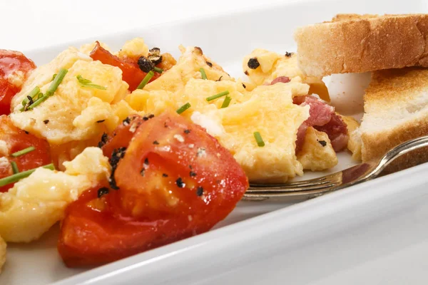 Sahanda yumurta domates ve kızarmış domuz pastırması, toz biber ve — Stok fotoğraf
