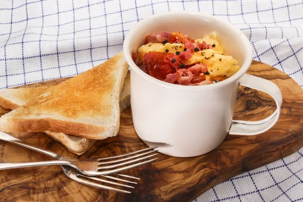 Roerei met tomaten en gebakken spek in een kopje — Stockfoto