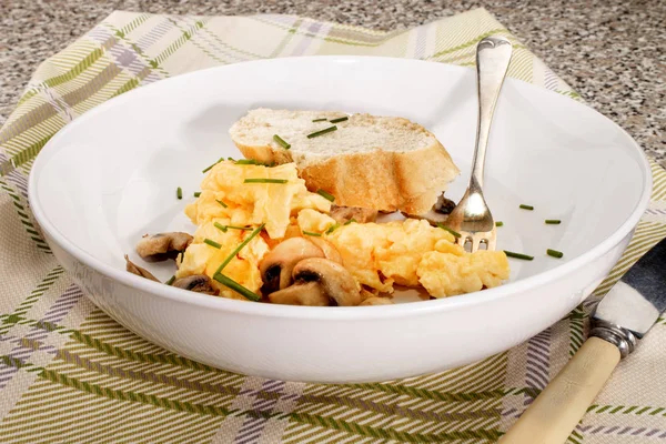 Omlet mantar ve Frenk soğanı bir tabakta servis — Stok fotoğraf