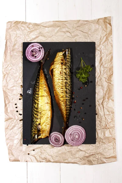 Smoked mackerel with parsley, onion and peppercorn — Stock Photo, Image