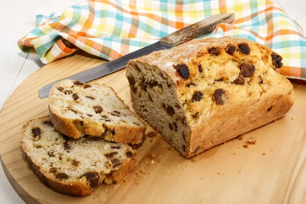 Pan de grosella cortado en rodajas sobre tabla de madera — Foto de Stock