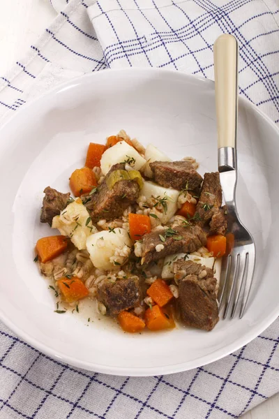 Fin matsal med irländskt nötkött och korn gryta — Stockfoto