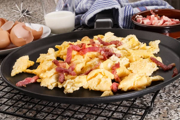 Scrambled eggs with bacon in a pan — Stock Photo, Image