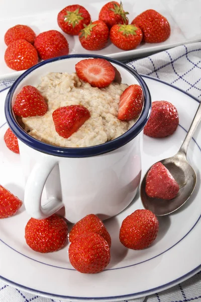 Porridge in a cup with strawberries — Stock Photo, Image