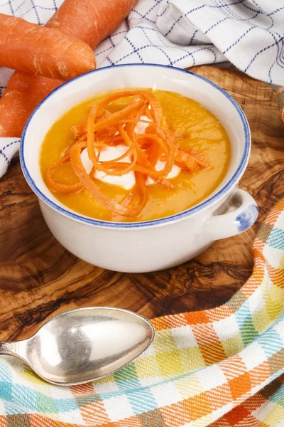 Karotten-Curry-Suppe mit saurer Sahne in einer Schüssel — Stockfoto