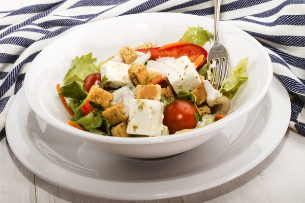 Salada fresca com queijo de tomate e cabra — Fotografia de Stock