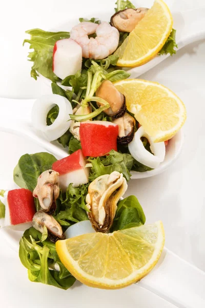 Salada de frutos do mar frescos com limão fatiado — Fotografia de Stock