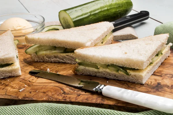 Verse komkommer sandwich gemaakt op een houten bord — Stockfoto