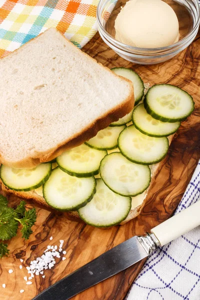 Organik salatalık ile beyaz tost sandviç hazırlamak — Stok fotoğraf
