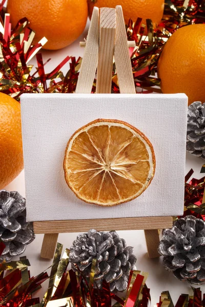 Portakal dilim bir şövale üzerinde bir Noel nedeni kurutulmuş — Stok fotoğraf