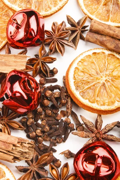 Especias de Navidad sobre un fondo blanco — Foto de Stock