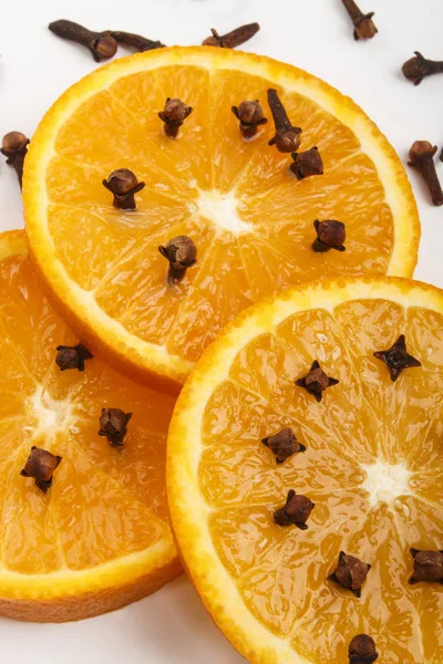 Fatias de laranja salpicadas com cravos de especiarias — Fotografia de Stock