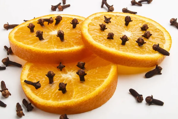 Orange slices peppered with spice cloves — Stock Photo, Image