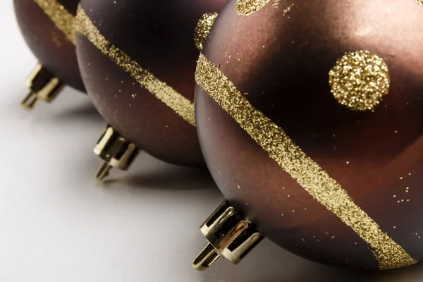 Bruin kerstballen met goud decoratie op een lichte achtergrond — Stockfoto