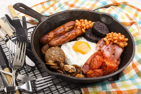 Komplettes irisches Frühstück in einer gusseisernen Pfanne — Stockfoto
