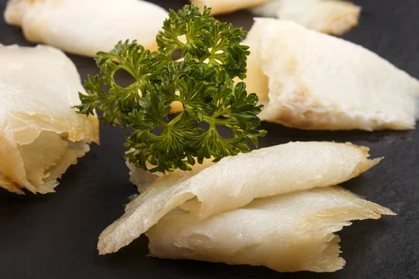 Smoked and sliced north atlantic wild halibut — Stock Photo, Image