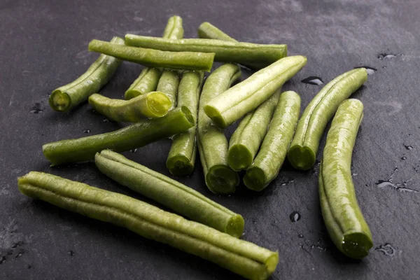 Judías verdes húmedas y limpias en pizarra —  Fotos de Stock