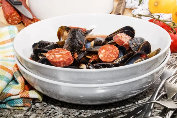 Sopa de mexilhão espanhol com chouriço fatiado e molho de tomate — Fotografia de Stock