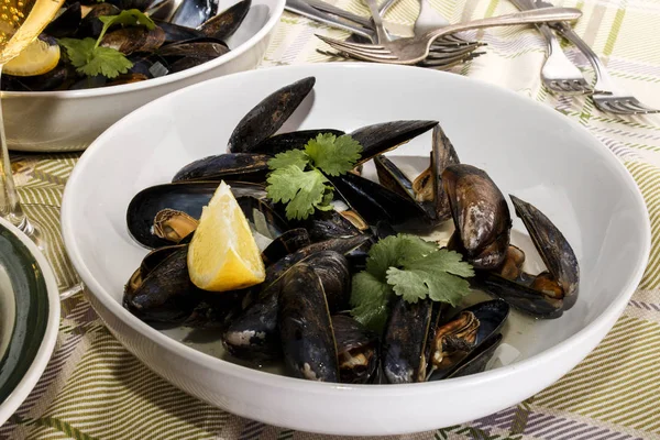 Mejillón con salsa de vino blanco en un plato profundo —  Fotos de Stock