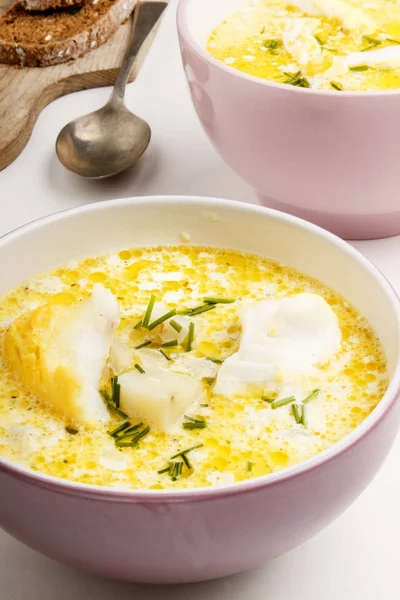 Sopa de peixe escocês com bacalhau cozido em uma tigela — Fotografia de Stock