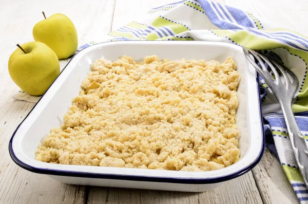 British apple crumble in an enamel bowl — Stock Photo, Image