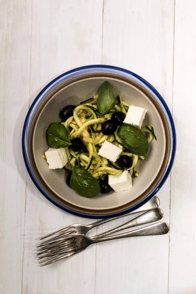 Salada de abobrinha com queijo feta, azeitona e manjericão — Fotografia de Stock