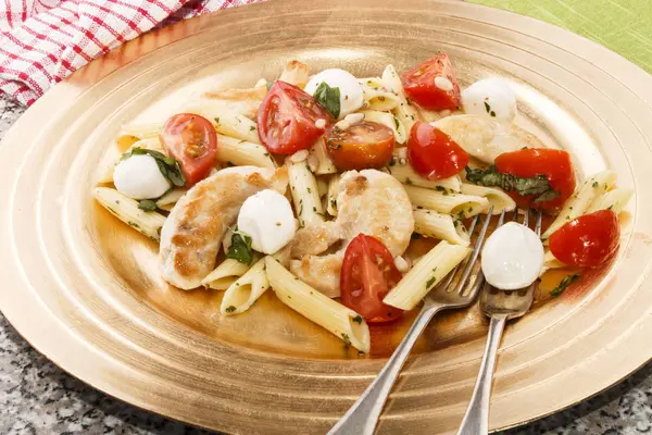 Medelhavsinspirerad sallad med penne, tomat och mozzarella — Stockfoto