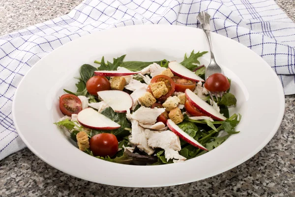 Salada saudável com tomate, rabanete e croutons — Fotografia de Stock
