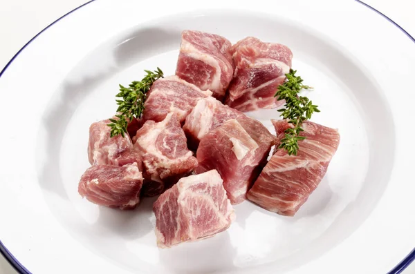 큐브 돼지고기 목 파란색과 흰색 접시에 백 리 향 — 스톡 사진