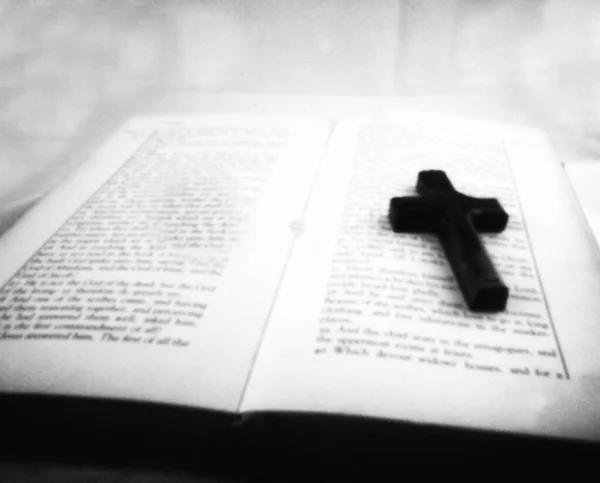 Libro religioso con la cruz santa - Esta cámara en blanco y negro obs —  Fotos de Stock