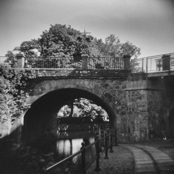 Brücke und kleiner Fluss - diese schwarz-weiße Camera obscura pho — Stockfoto