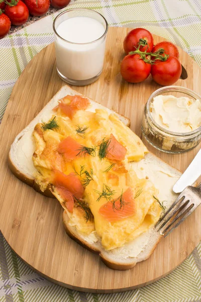 Αυγά ομελέτα με σολομό και άνηθο σε φρυγανισμένο ψωμί — Φωτογραφία Αρχείου