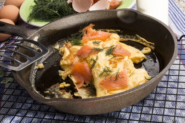 炒鸡蛋，配鲑鱼，放在锅里 — 图库照片