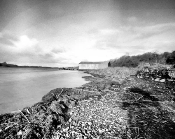 Lough Erne i plaża - to czarno-biały aparat obscura zdjęcie — Zdjęcie stockowe