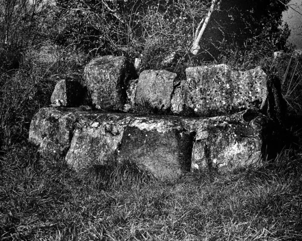 Banco construido a partir de piedras naturales - Esta cámara en blanco y negro ob Imagen de stock