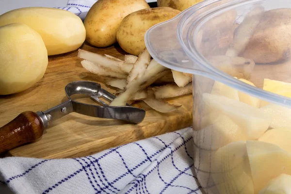 Αποφλοιωμένες Πατάτες Και Ένθετο Για Ατμόπλοιο Τροφίμων Κουζίνας Φωτογραφία Αρχείου