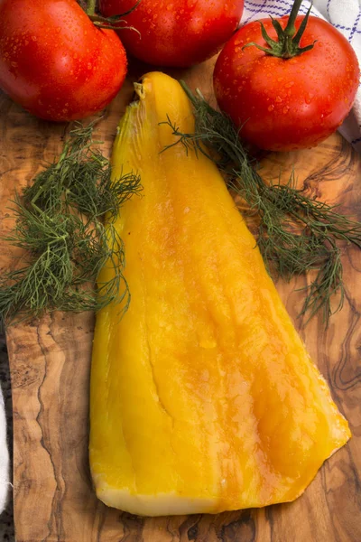 Eglefino Escocés Ahumado Una Tabla Madera Con Tomate Fresco Imagen de archivo