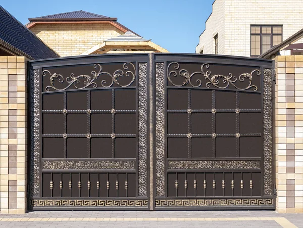 Modern iron gate and facade. — Stock Photo, Image