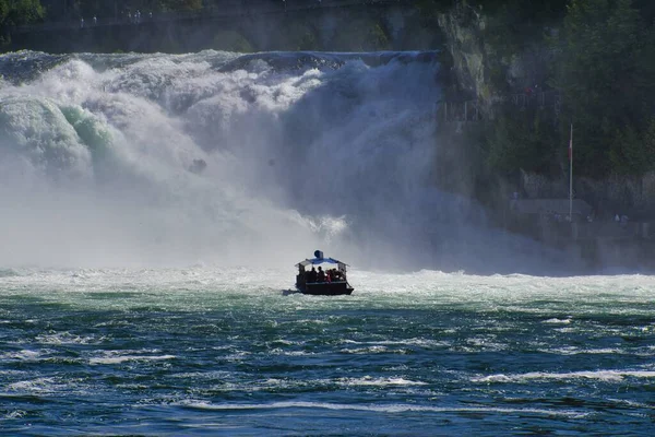 Den Berömda Rhine Faller Schweiziska Nära Staden Schaffhausen Solig Dag — Stockfoto