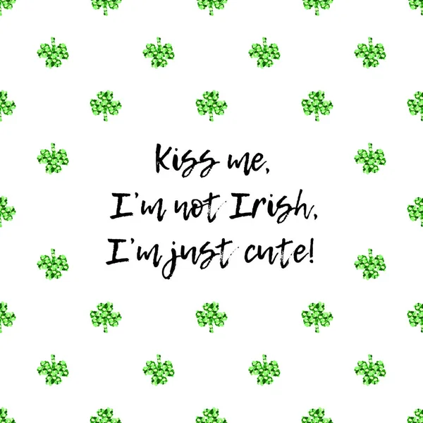 Saint Patricks Day gratulationskort med gnistrade gröna klöver blad och text — Stock vektor