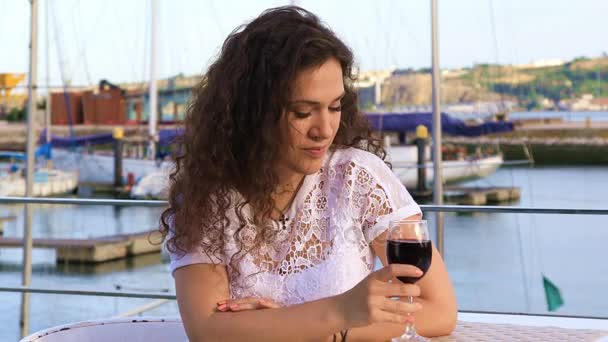 junge kaukasische Frau trinkt Rotwein 