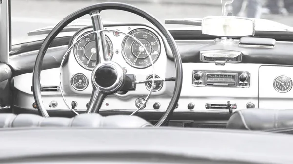 Cockpit of a vintage cabrio — Stock Photo, Image