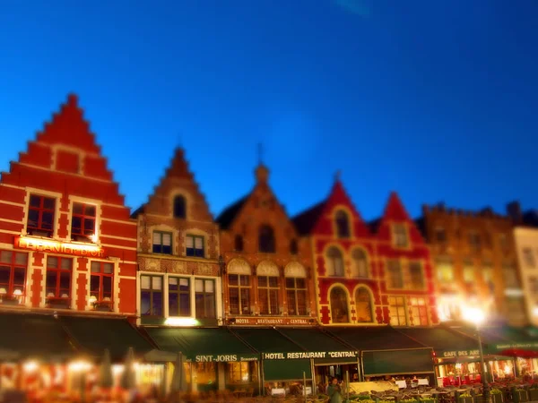 Bruges, Belçika gece Pazar yerinde ev ön