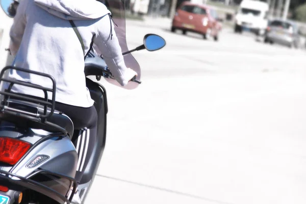 arka sokakta bir motorlu scooter