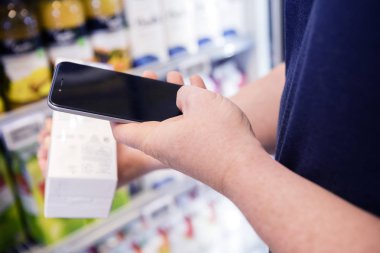 Adam akıllı telefon aracılığıyla barkod tarama görüntü kırpılmış