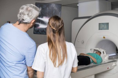 Doktorlar hasta tomografiye makinede yalan ile x-ışını analiz