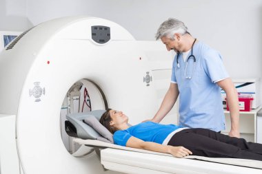 Gülümseyen Doktor hastaya tomografi makinede yalan konuşuyor
