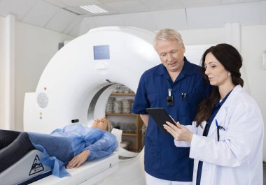 Hasta Undergoi sırasında dijital Tablet üzerinde tartışırken iş arkadaşları